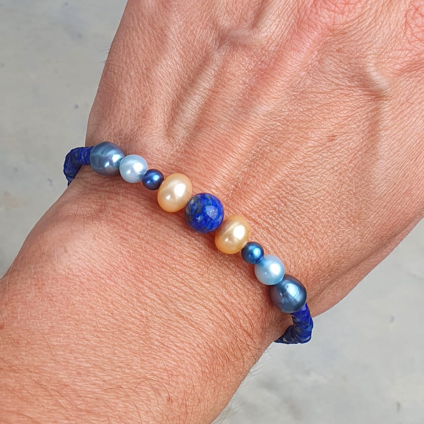 Armband Lapislazuli Süßwasserperle bunter ausdrucksstarker Hingucker stilbewusstes individualistisches Design