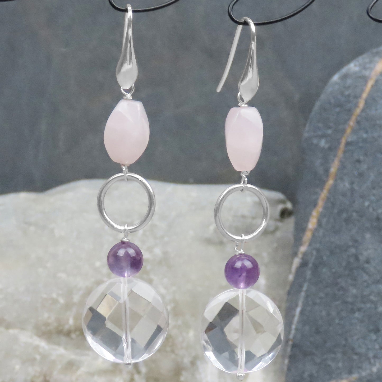 Boucles d'oreilles longues en argent, quartz rose, améthyste, cristal de roche, design moderne et élégant, tenues raffinées