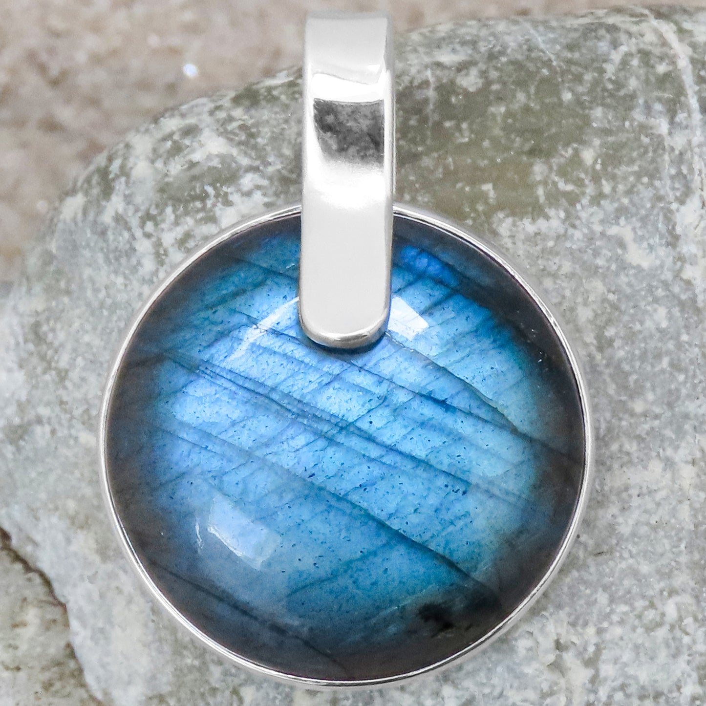 Necklace pendant labradorite blue round natural stone iridescent 925 silver modern style-conscious eye-catcher with elegance