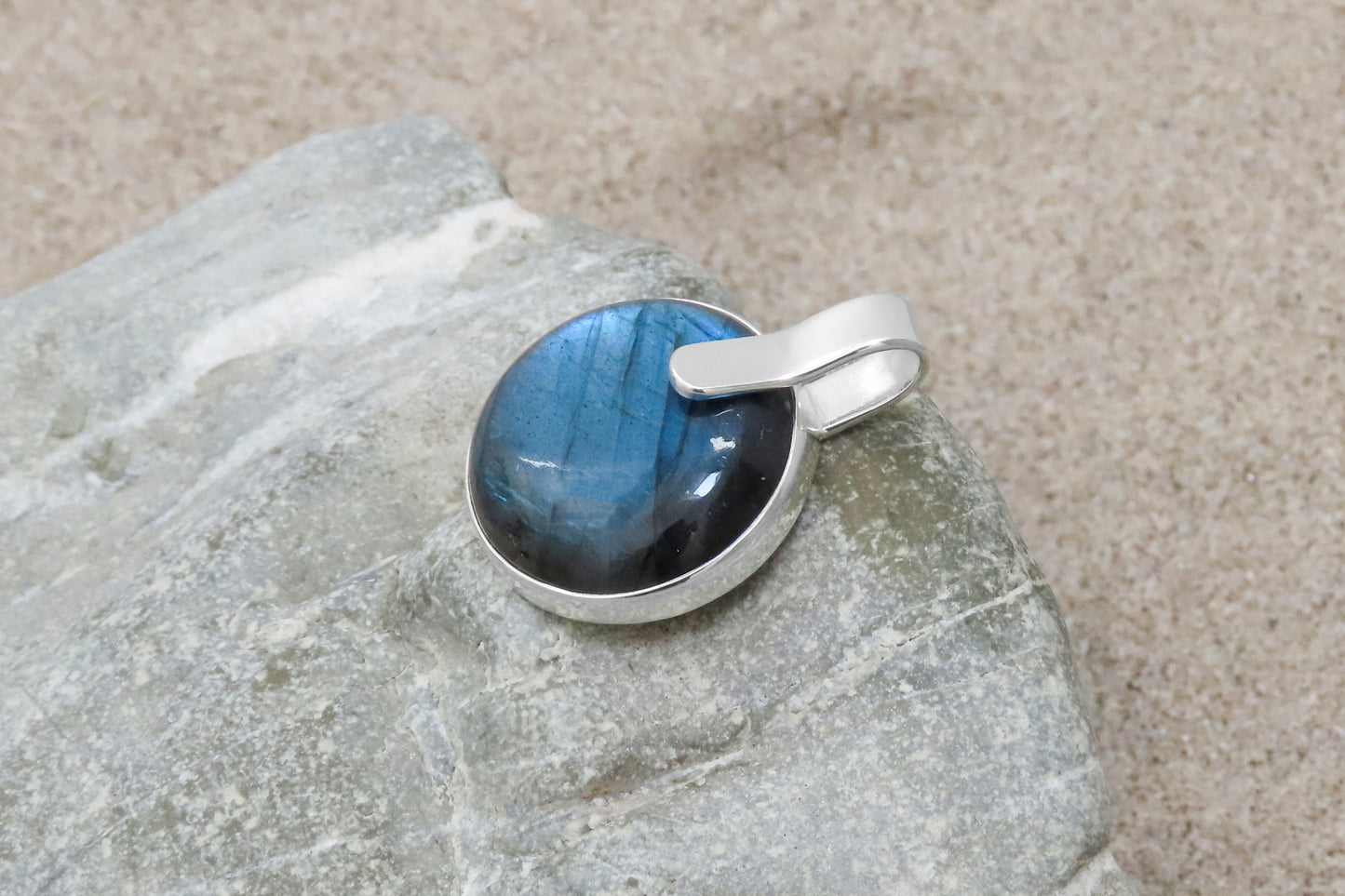 Necklace pendant labradorite blue round natural stone iridescent 925 silver modern style-conscious eye-catcher with elegance