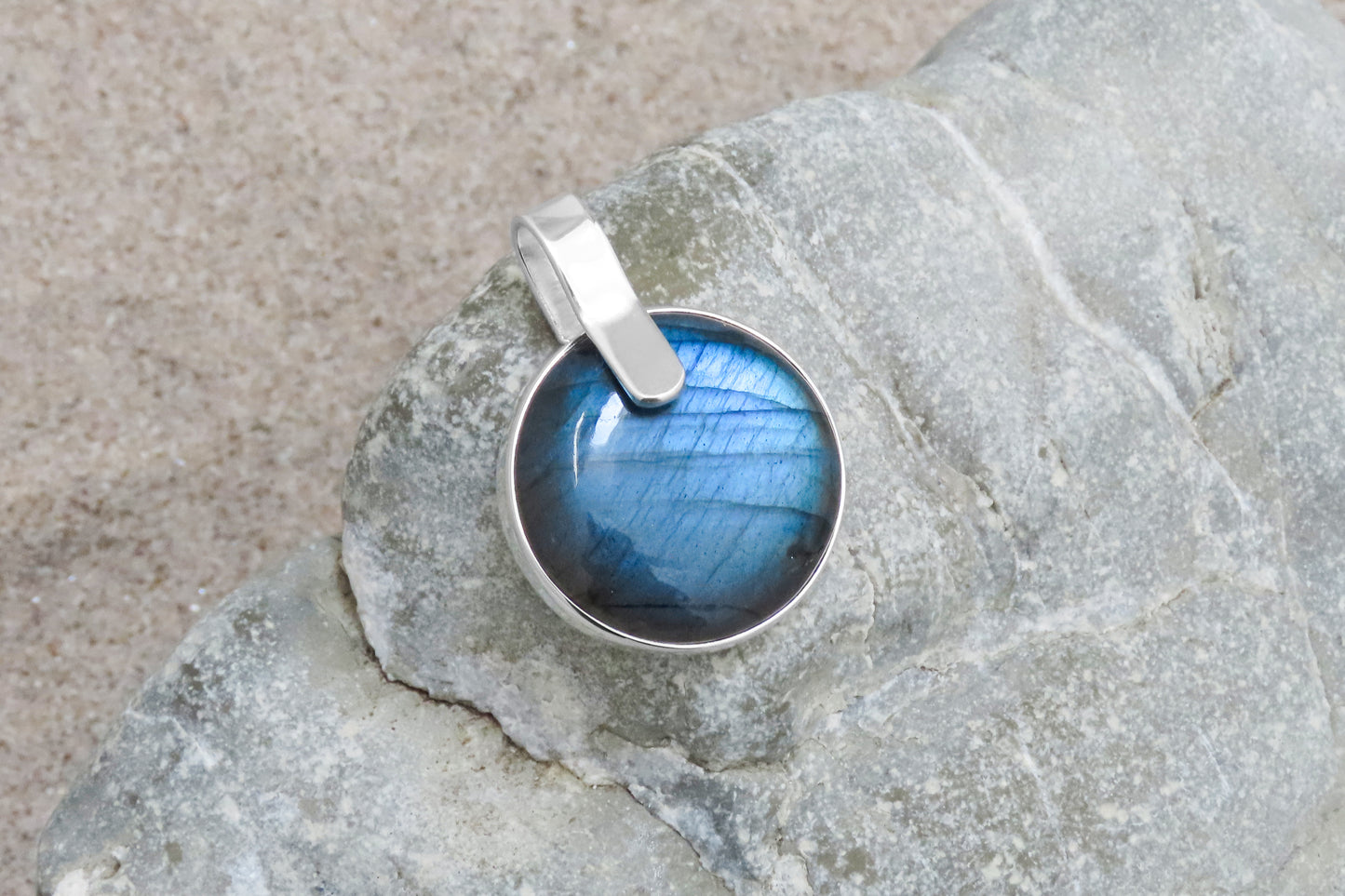 Necklace pendant labradorite blue round natural stone iridescent 925 silver modern style-conscious eye-catcher with elegance