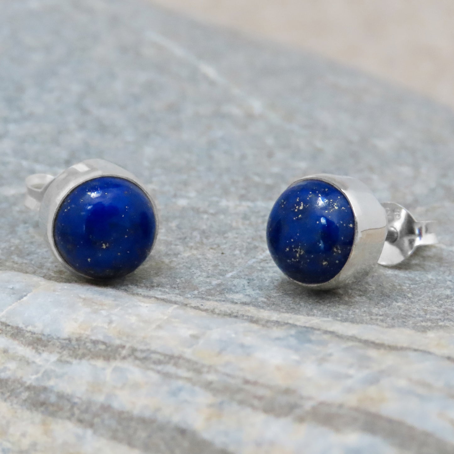 Boucles d'oreilles puces lapis-lazuli rondes en argent 925