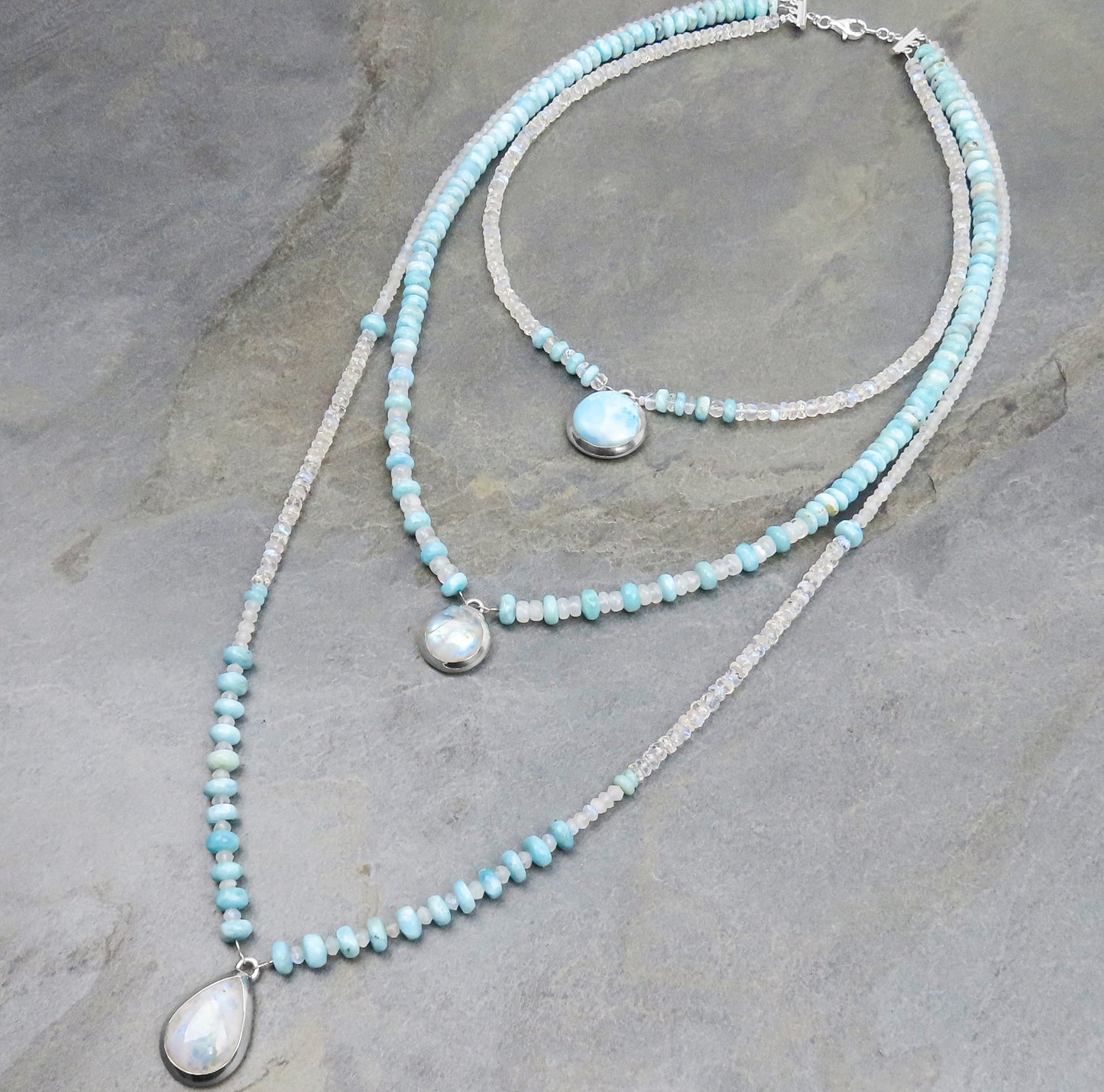 Lange Statement Halskette Regenbogenmondstein Larimar stilvoll auffällige Eleganz Outfits veredeln für besondere Anlässe