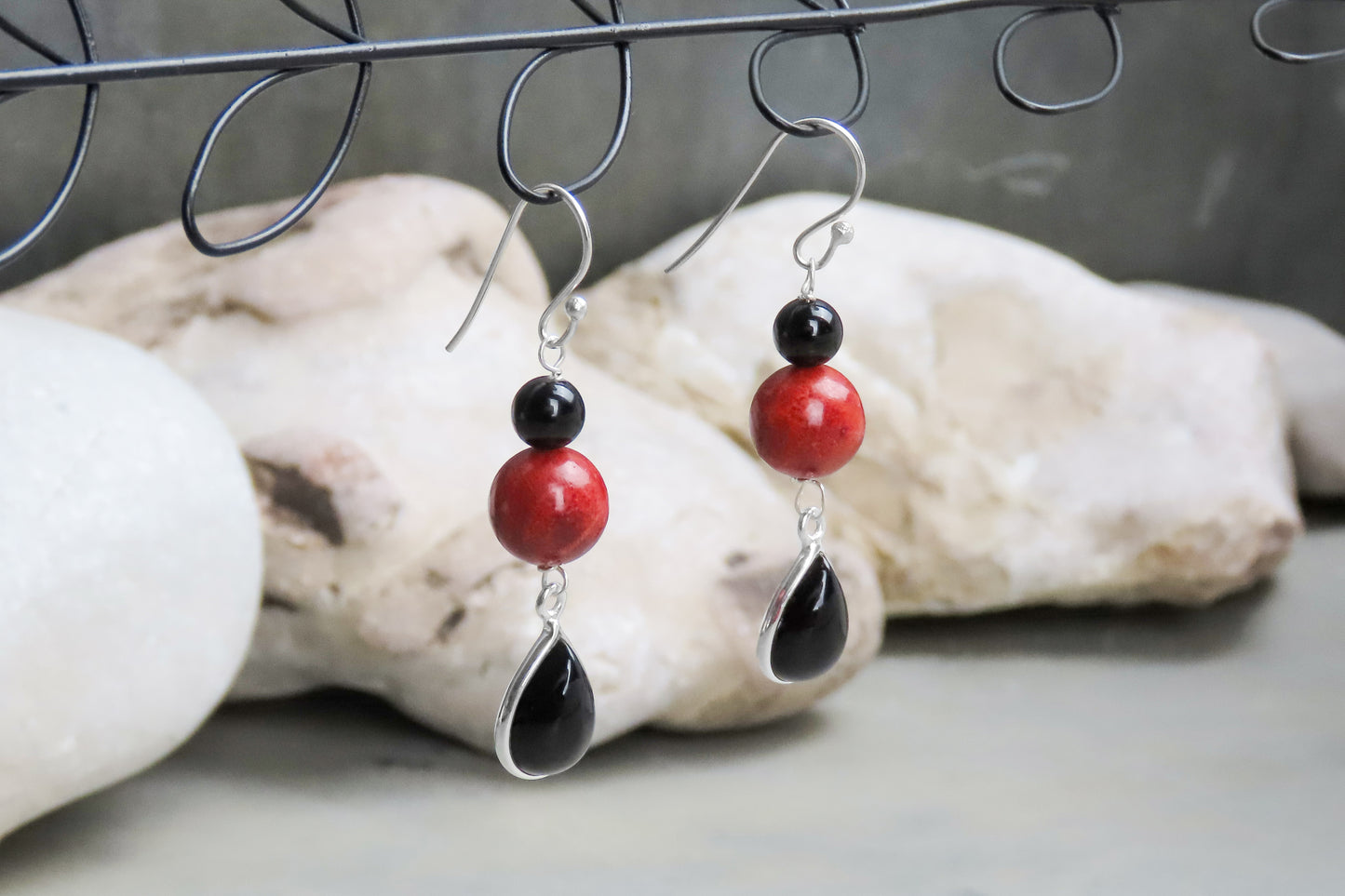 Boucles d'oreilles onyx mousse corail argent 925 noir rouge design moderne classique bijoux basiques pour tous les jours