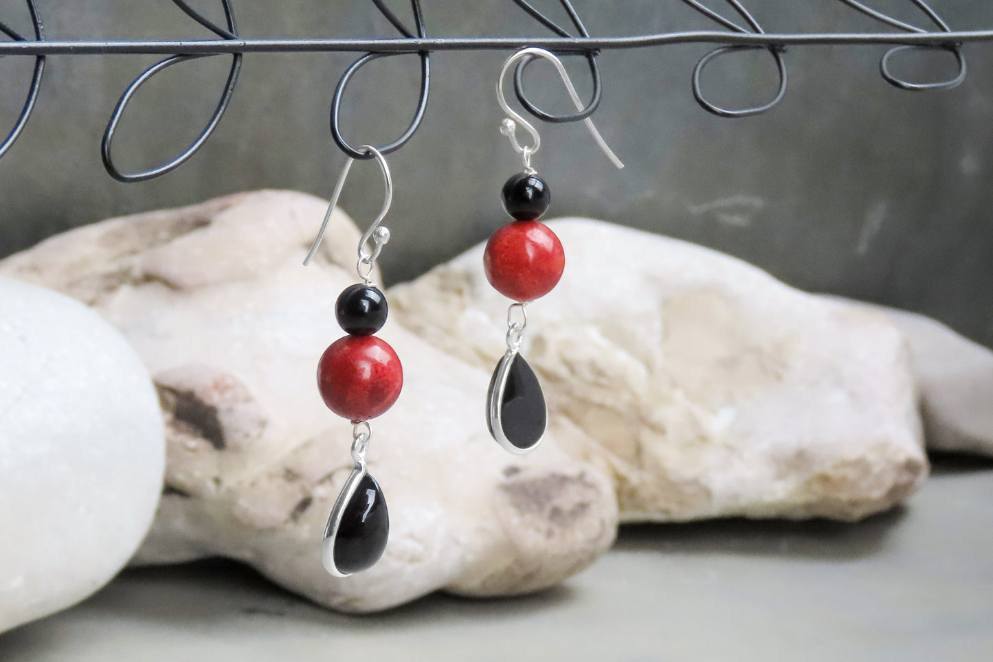 Boucles d'oreilles onyx mousse corail argent 925 noir rouge design moderne classique bijoux basiques pour tous les jours