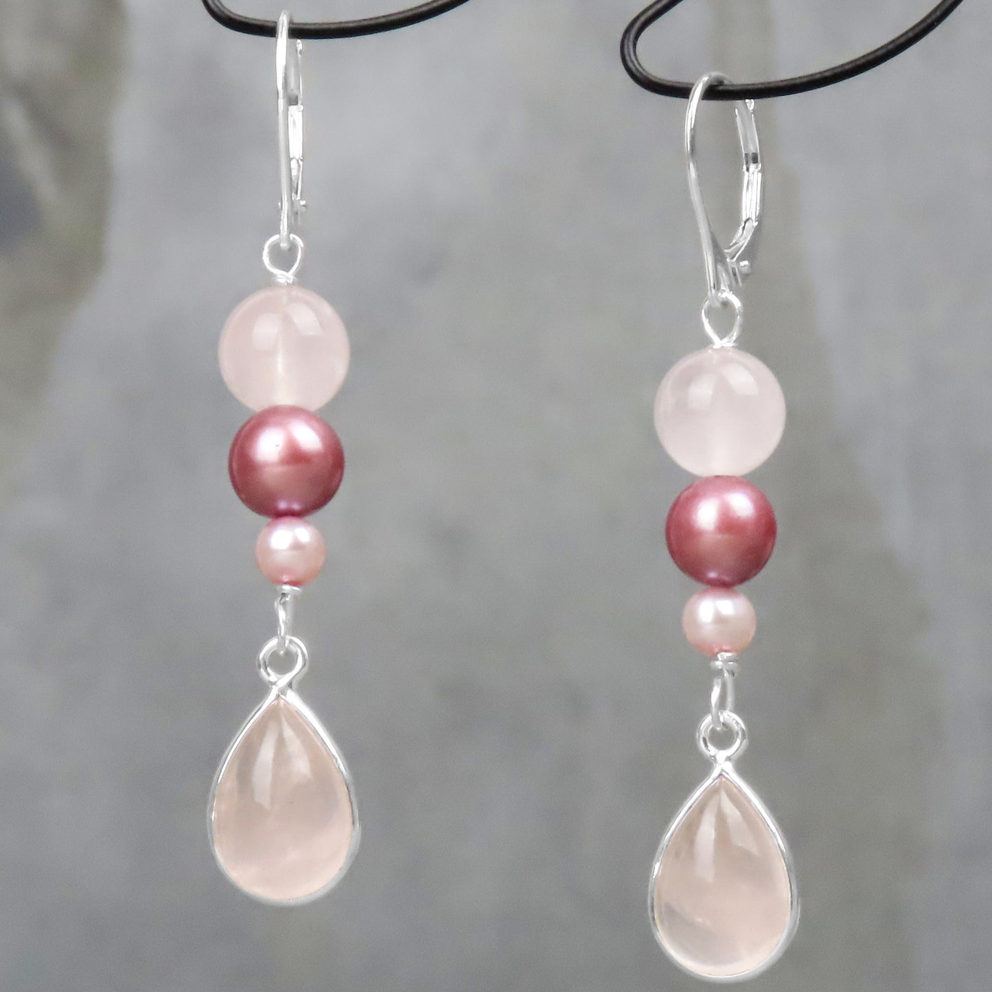 Boucles d'oreilles en pierres précieuses de quartz rose, perles d'eau douce, design fin, courbes harmonieuses, élégantes, accroche-regard