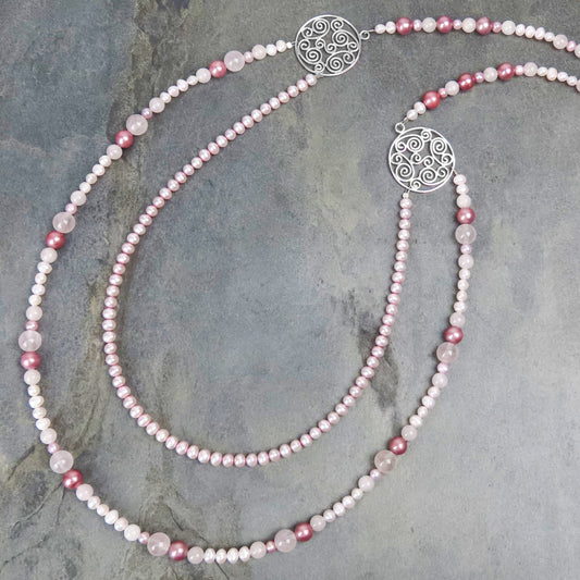 Lange Perlenkette Rosenquarz doppelreihige rosa Halskette Silberornamente elegantes individualistisches Design
