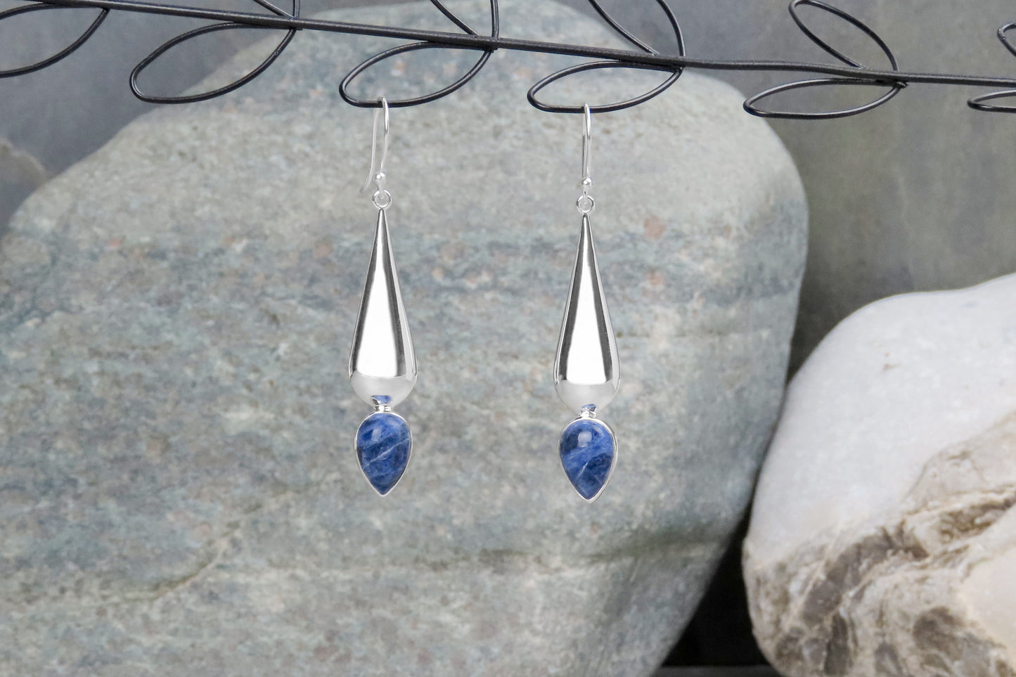 Boucles d'oreilles longues en argent sodalite, élégance stylée dans un design expressif, boucles d'oreilles discrètement accrocheuses