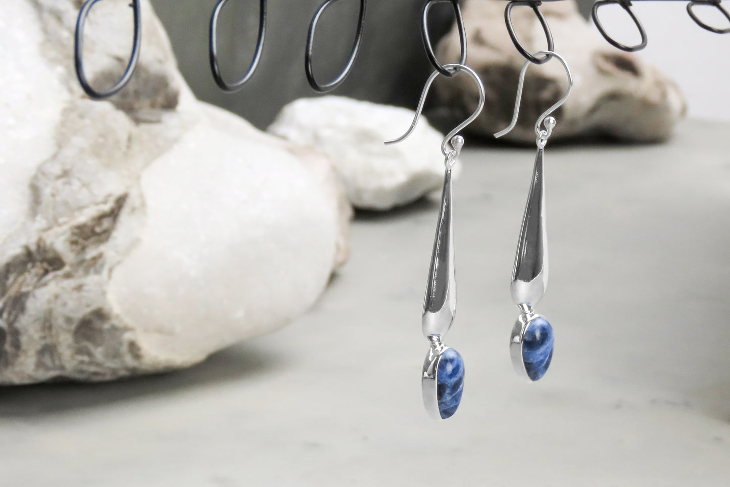 Boucles d'oreilles longues en argent sodalite, élégance stylée dans un design expressif, boucles d'oreilles discrètement accrocheuses