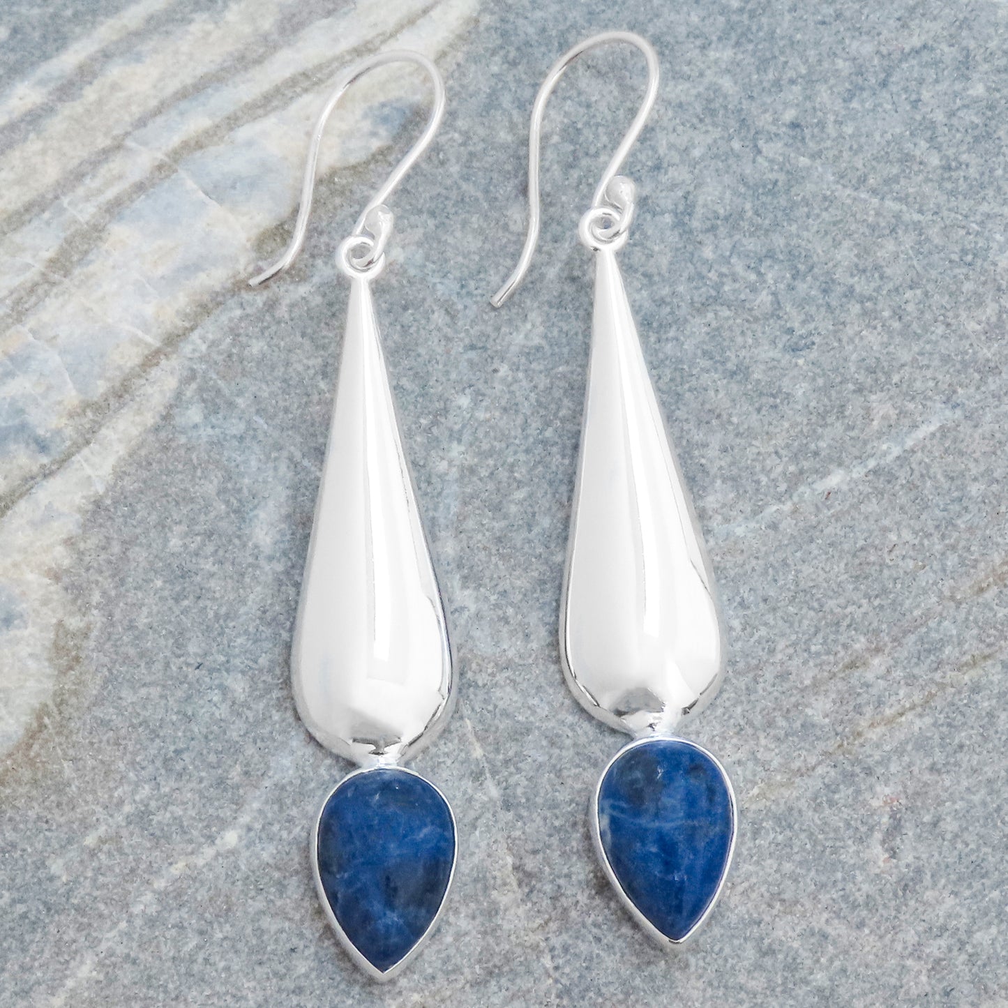 Boucles d'oreilles longues en argent sodalite, élégance stylée dans un design expressif, boucles d'oreilles discrètement accrocheuses