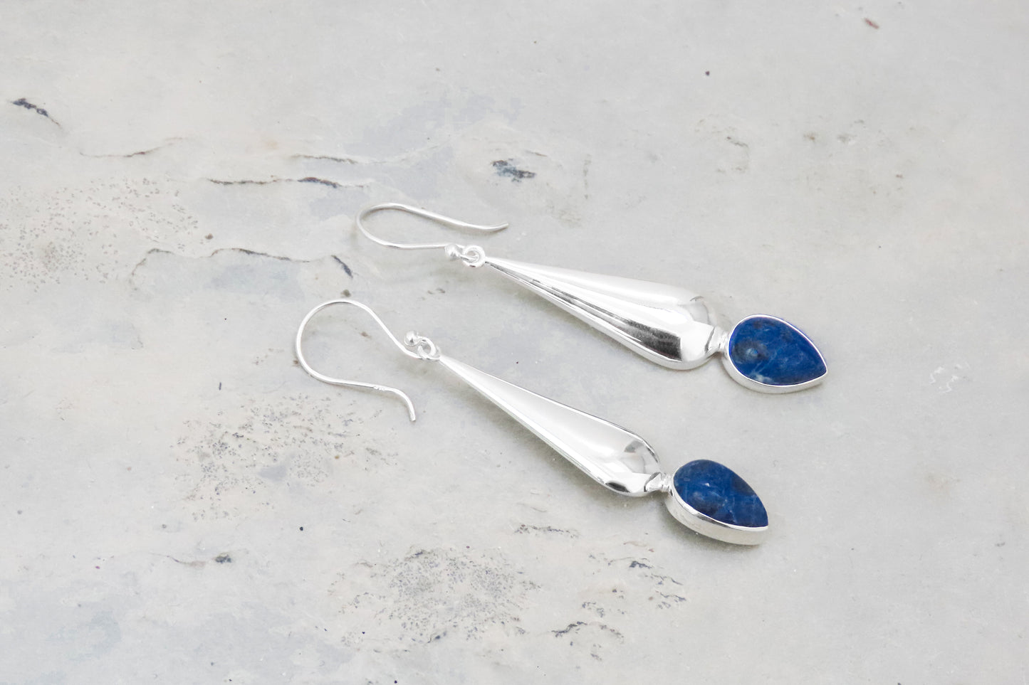 Boucles d'oreilles longues en argent sodalite, élégance stylée dans un design expressif, boucles d'oreilles discrètement accrocheuses