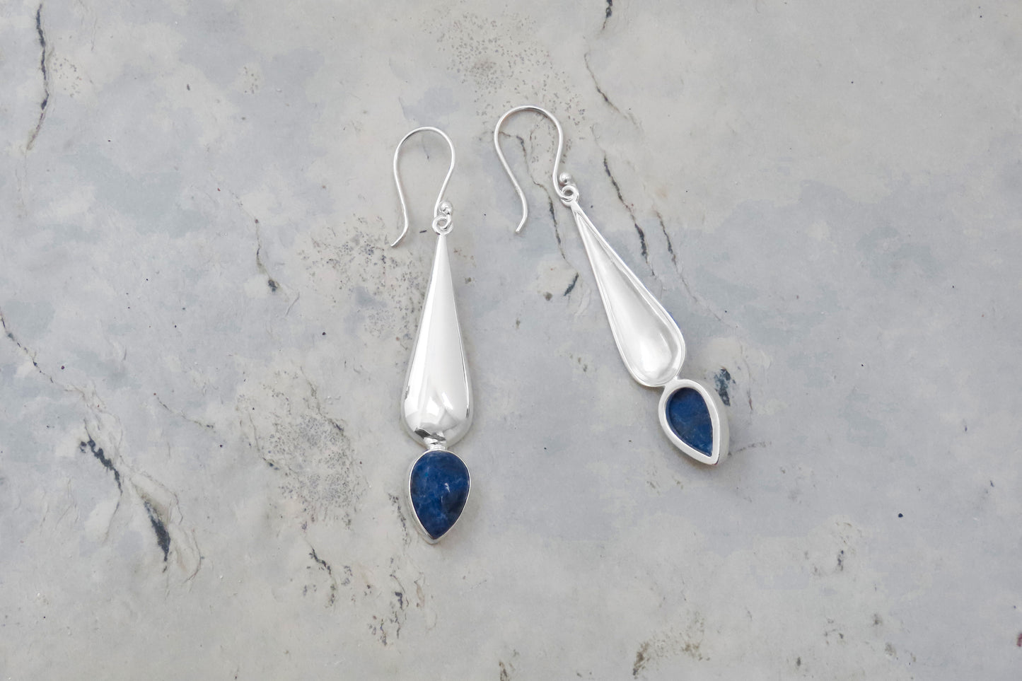 Boucles d'oreilles longues en argent sodalite, élégance stylée dans un design expressif, boucles d'oreilles discrètement accrocheuses