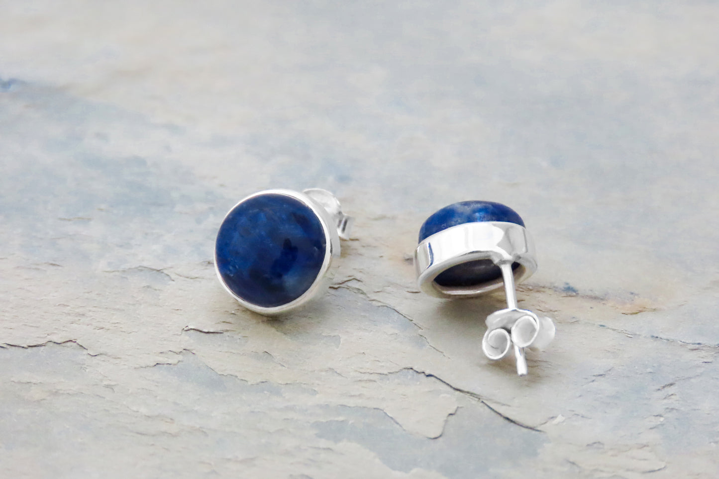 Boucles d'oreilles clous sodalite rondes argent 925