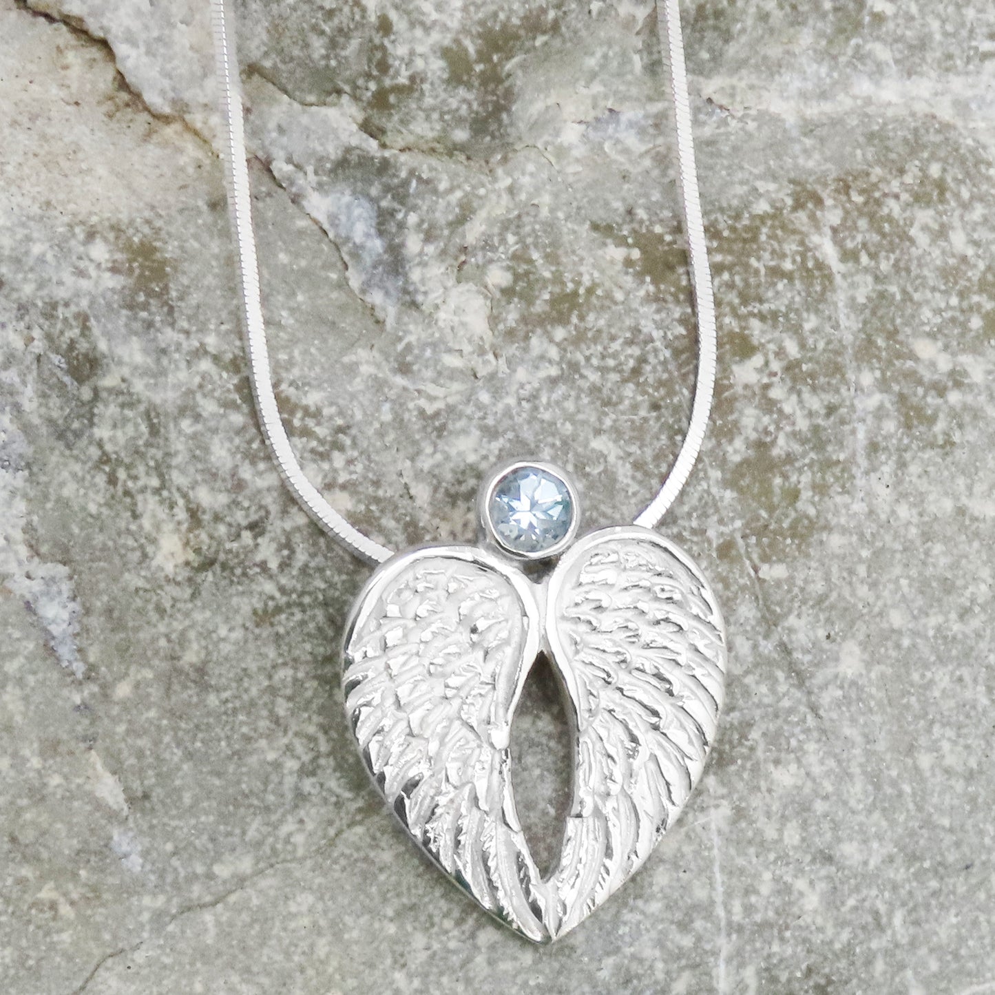 Collier pendentif ailes d'ange forme coeur topaze bleue argent 925 bijoux symbolique ange gardien cadeau d'amour