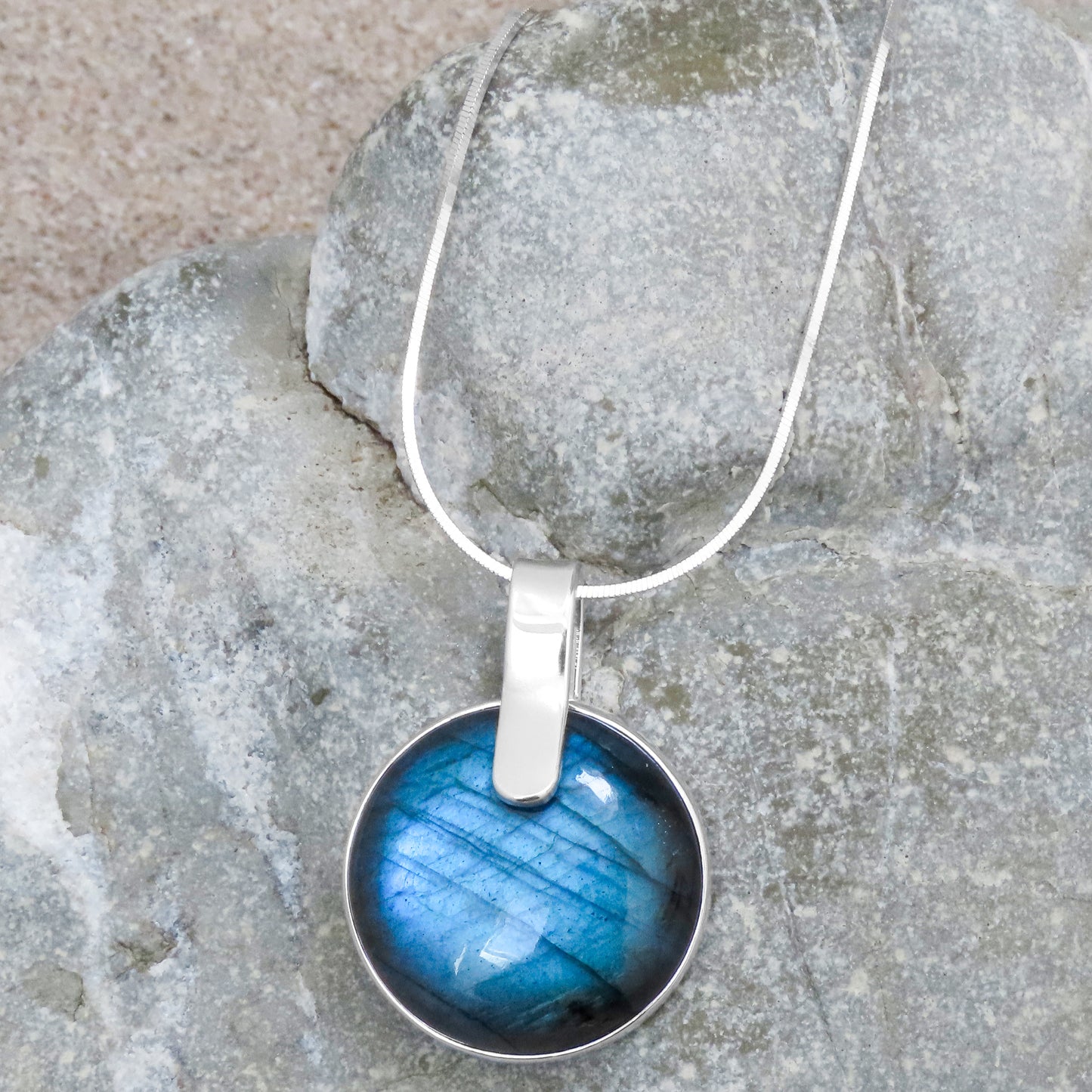 Necklace pendant labradorite blue round natural stone iridescent 925 silver modern style-conscious eye-catcher with elegance