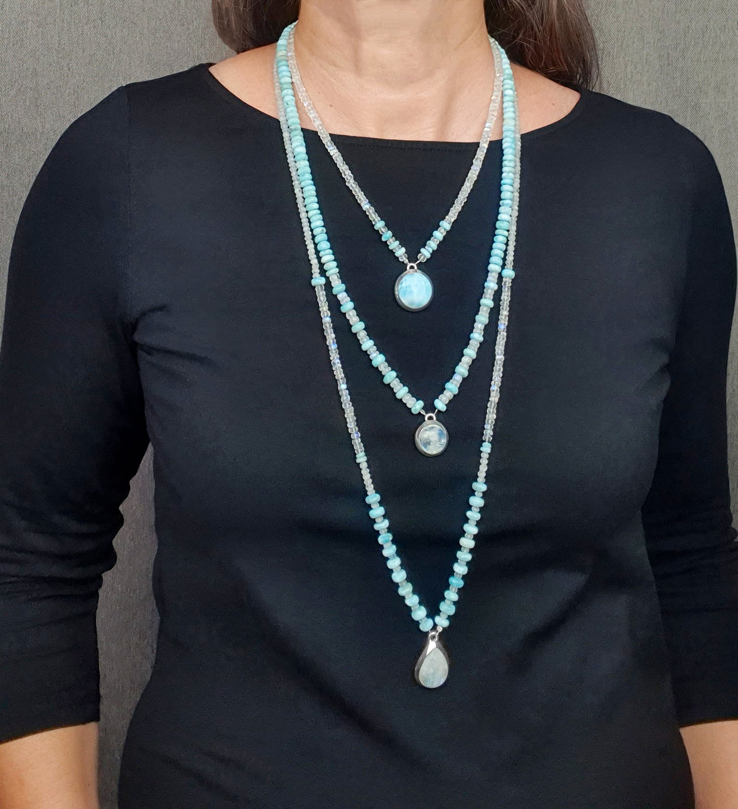 Long collier tendance pierre de lune arc-en-ciel Larimar avec style et élégance accrocheuse qui affine les tenues pour les occasions spéciales.