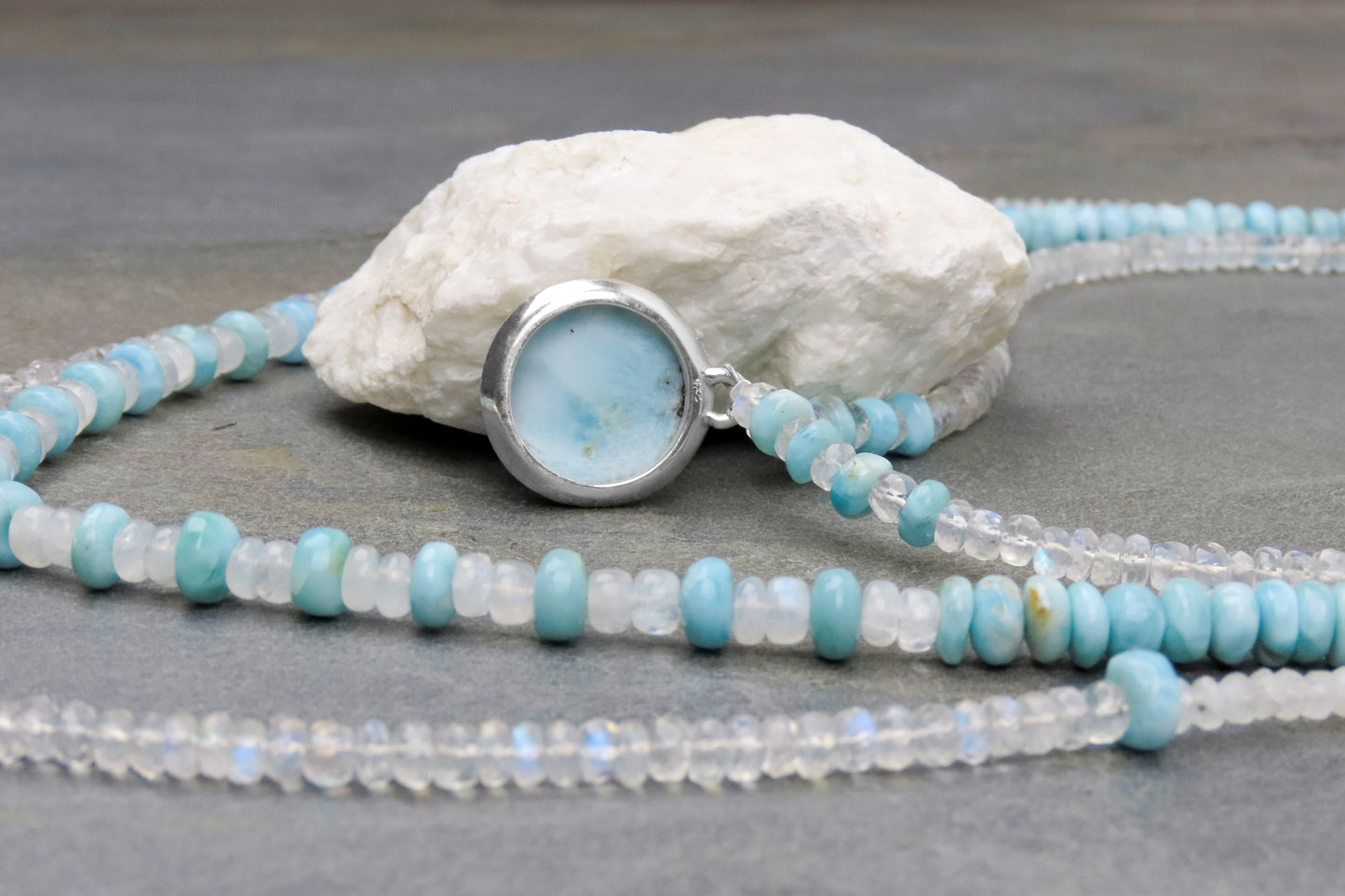 Long collier tendance pierre de lune arc-en-ciel Larimar avec style et élégance accrocheuse qui affine les tenues pour les occasions spéciales.