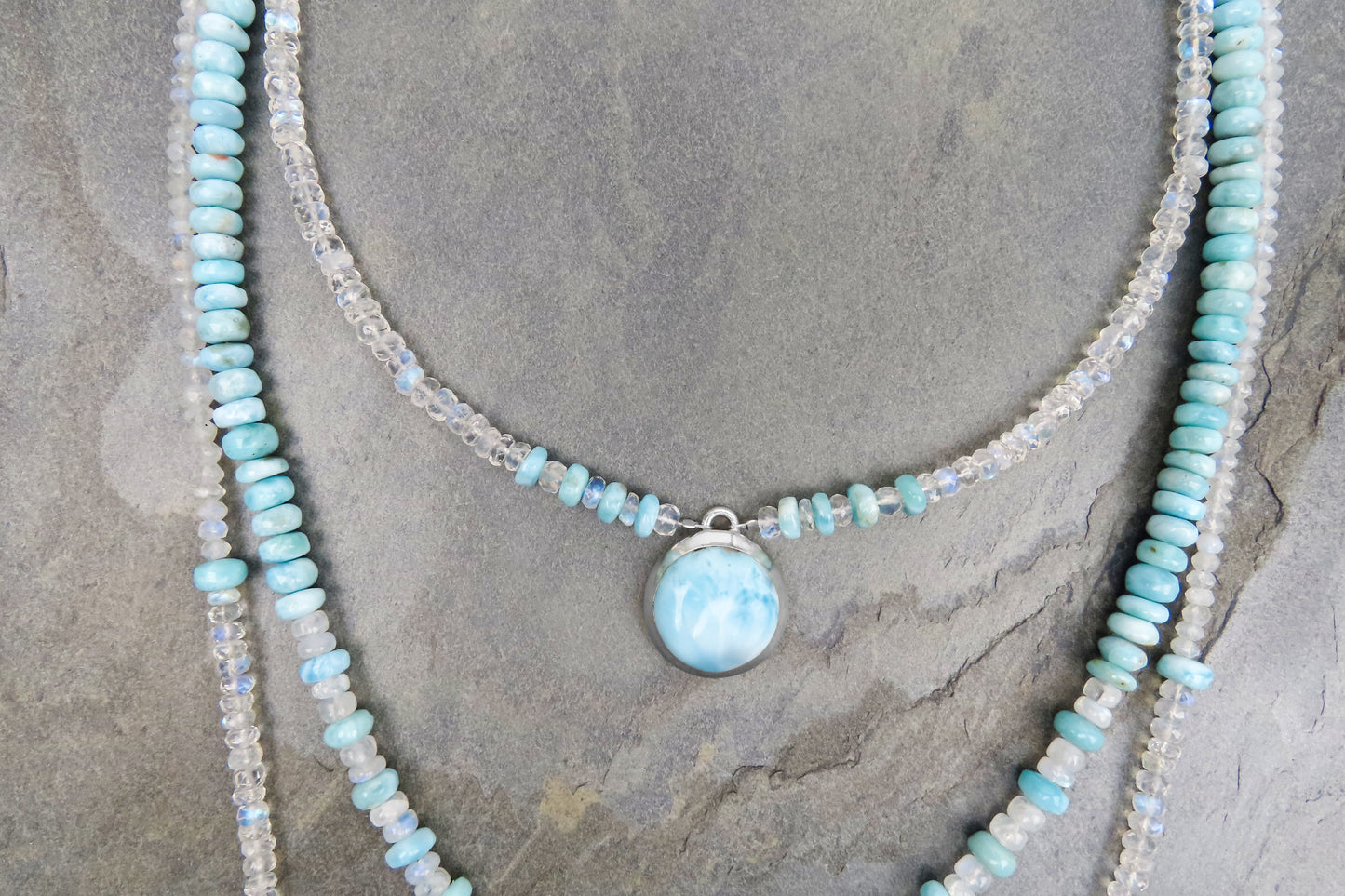 Long collier tendance pierre de lune arc-en-ciel Larimar avec style et élégance accrocheuse qui affine les tenues pour les occasions spéciales.