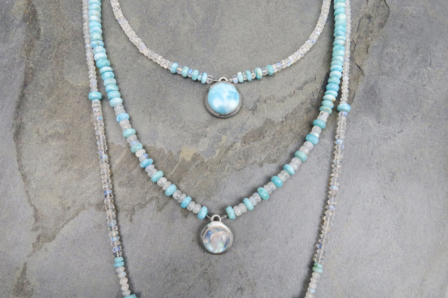 Long collier tendance pierre de lune arc-en-ciel Larimar avec style et élégance accrocheuse qui affine les tenues pour les occasions spéciales.