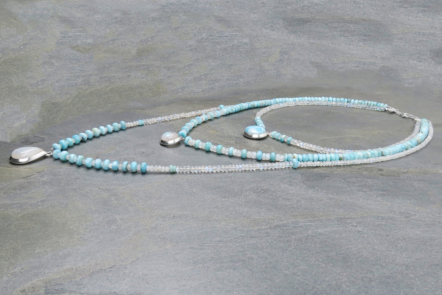 Long collier tendance pierre de lune arc-en-ciel Larimar avec style et élégance accrocheuse qui affine les tenues pour les occasions spéciales.