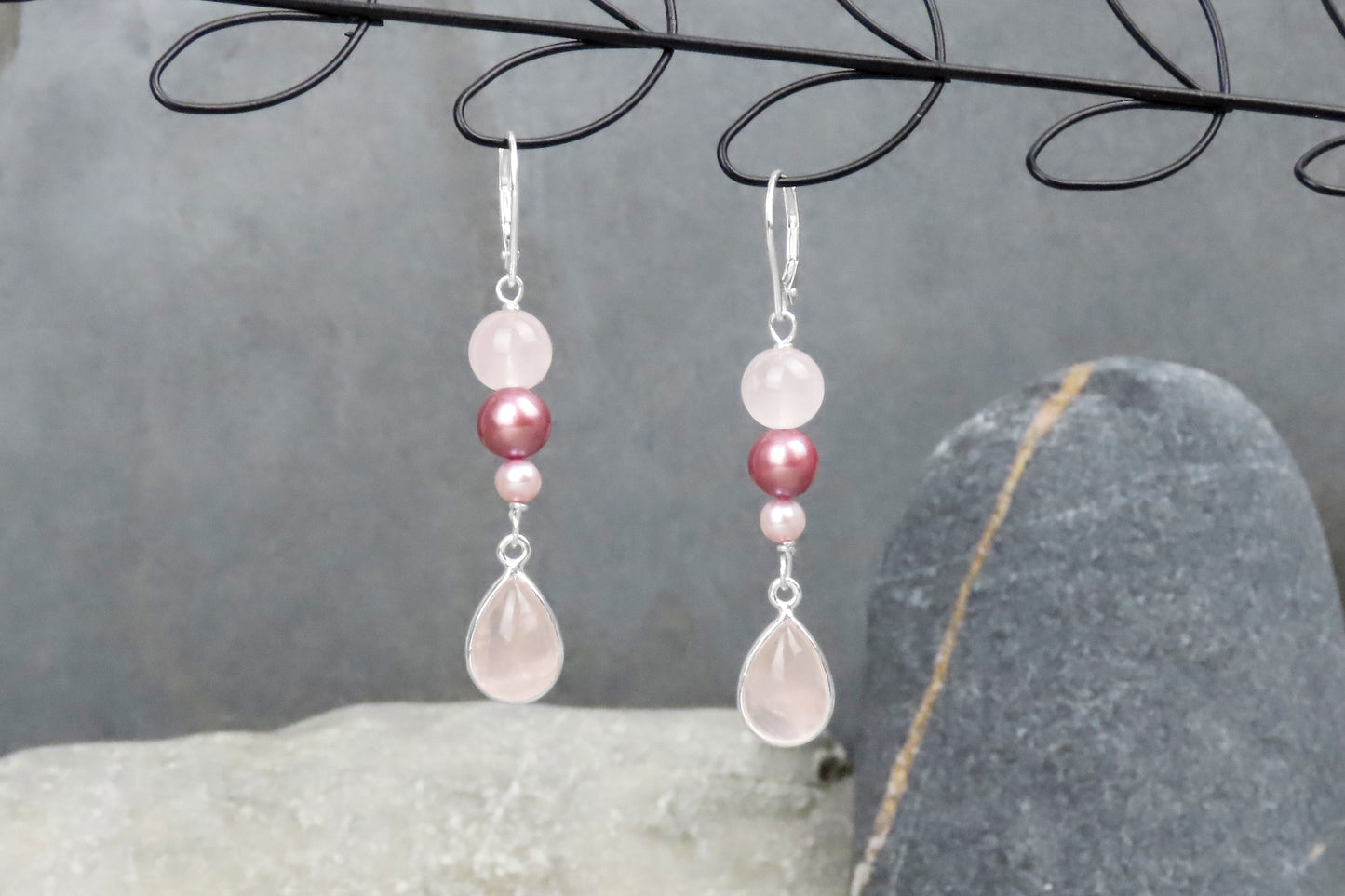 Boucles d'oreilles en pierres précieuses de quartz rose, perles d'eau douce, design fin, courbes harmonieuses, élégantes, accroche-regard