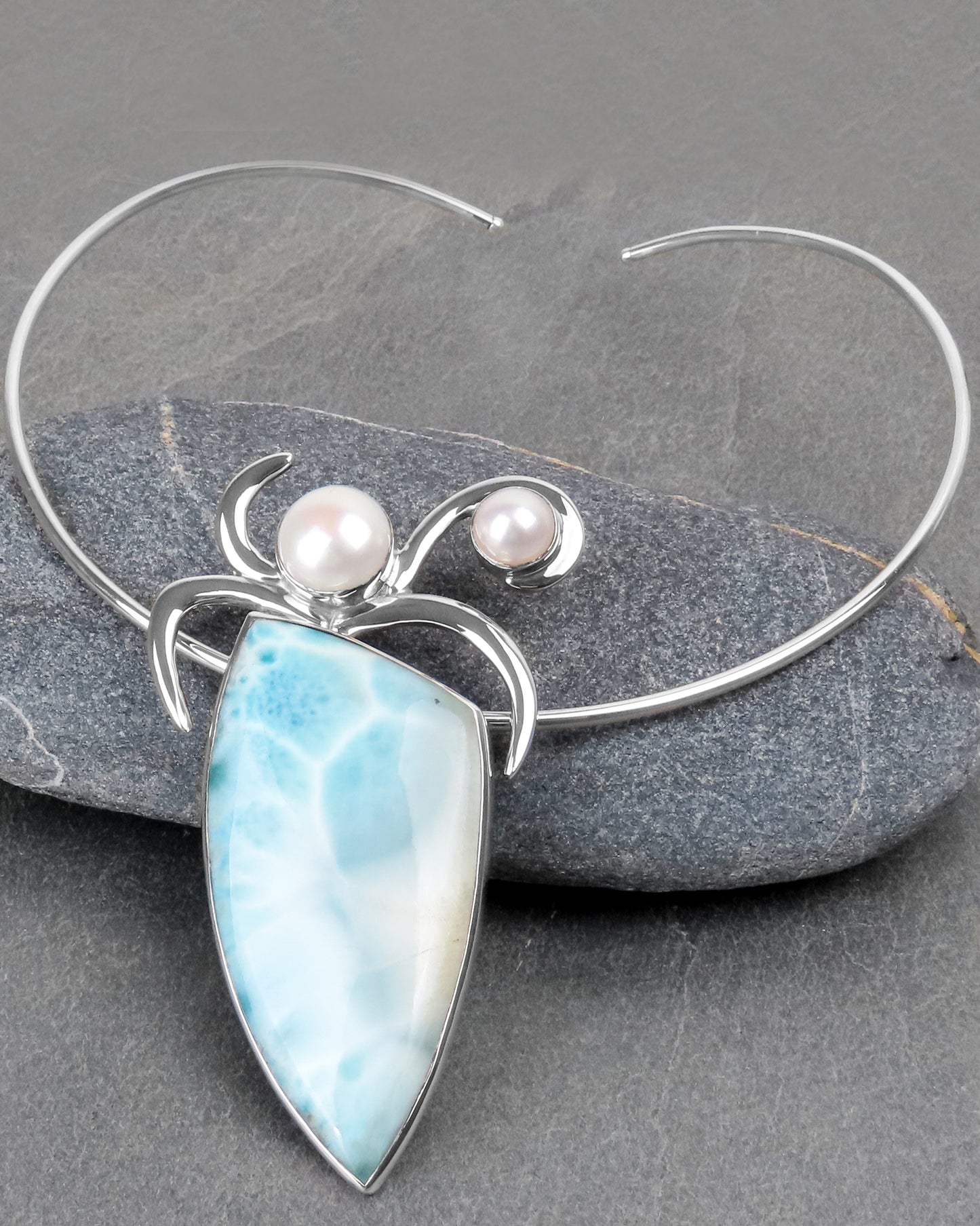 Statement Kettenanhänger Larimar Süßwasserperle extravaganter Blickfang individualistisch stilbewusstes Design für besondere Anlässe