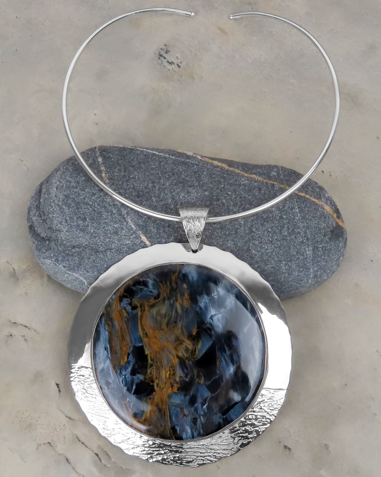 Collier avec pendentif en pierre précieuse Pietersite, bijoux expressifs et uniques, soucieux de leur style et accrocheurs pour les occasions spéciales.