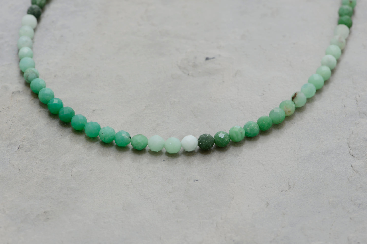 Collier chrysoprase bijoux naturels petites pierres précieuses de couleur printanière