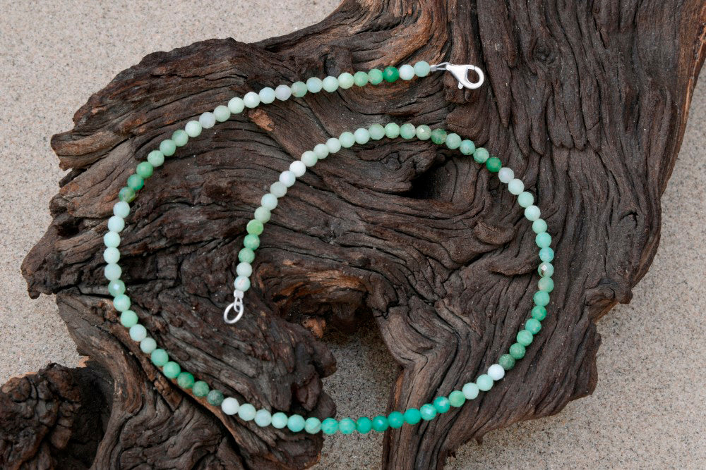 Collier chrysoprase bijoux naturels petites pierres précieuses de couleur printanière