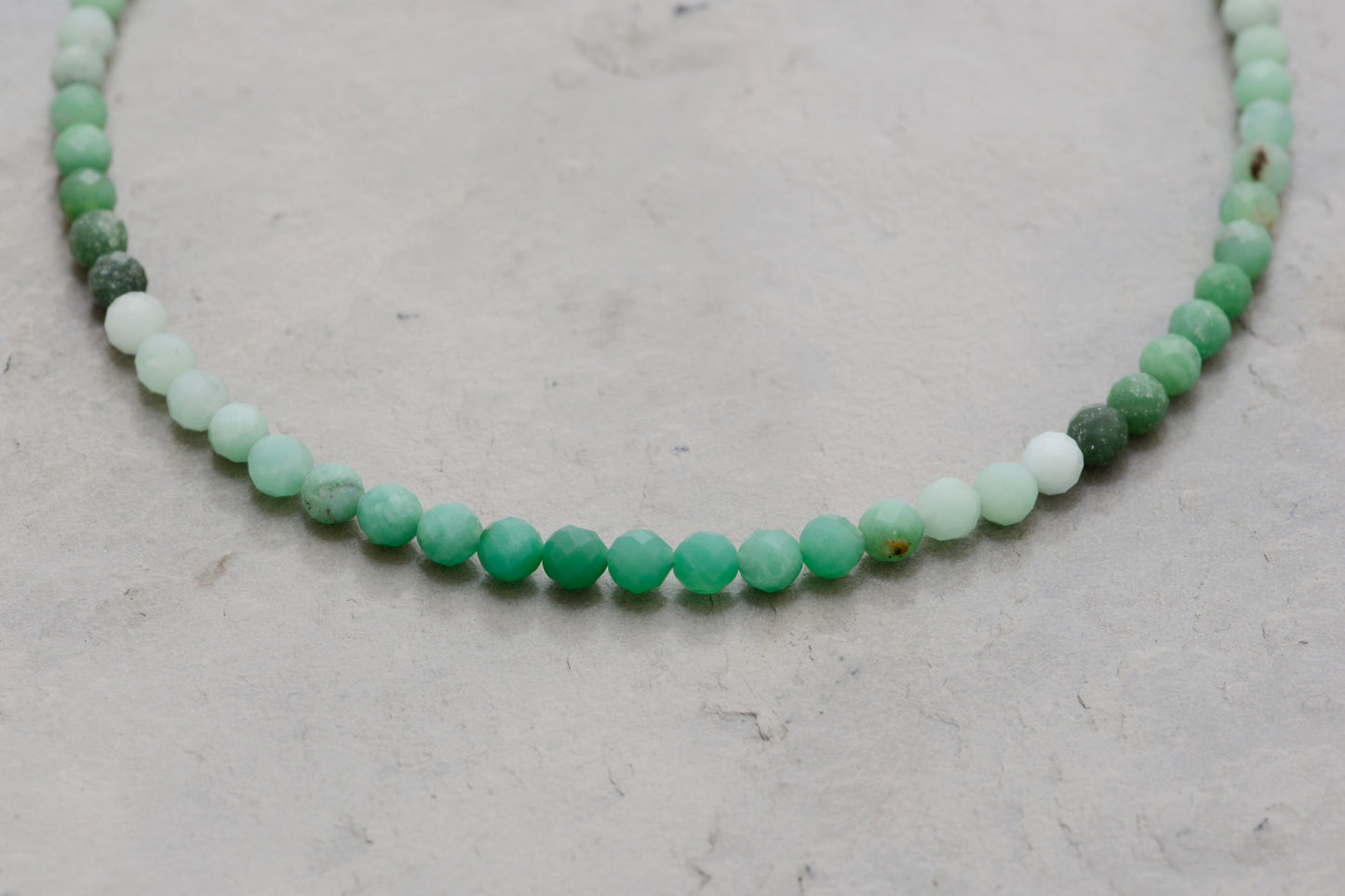 Collier chrysoprase bijoux naturels petites pierres précieuses de couleur printanière