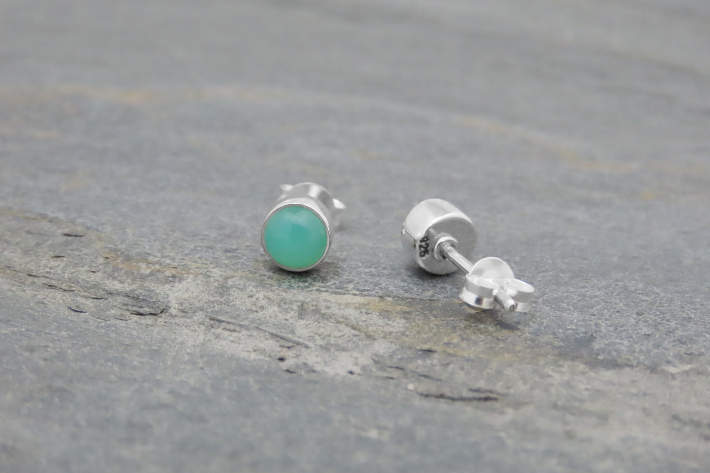 Boucles d'oreilles puces chrysoprase rondes en argent 925