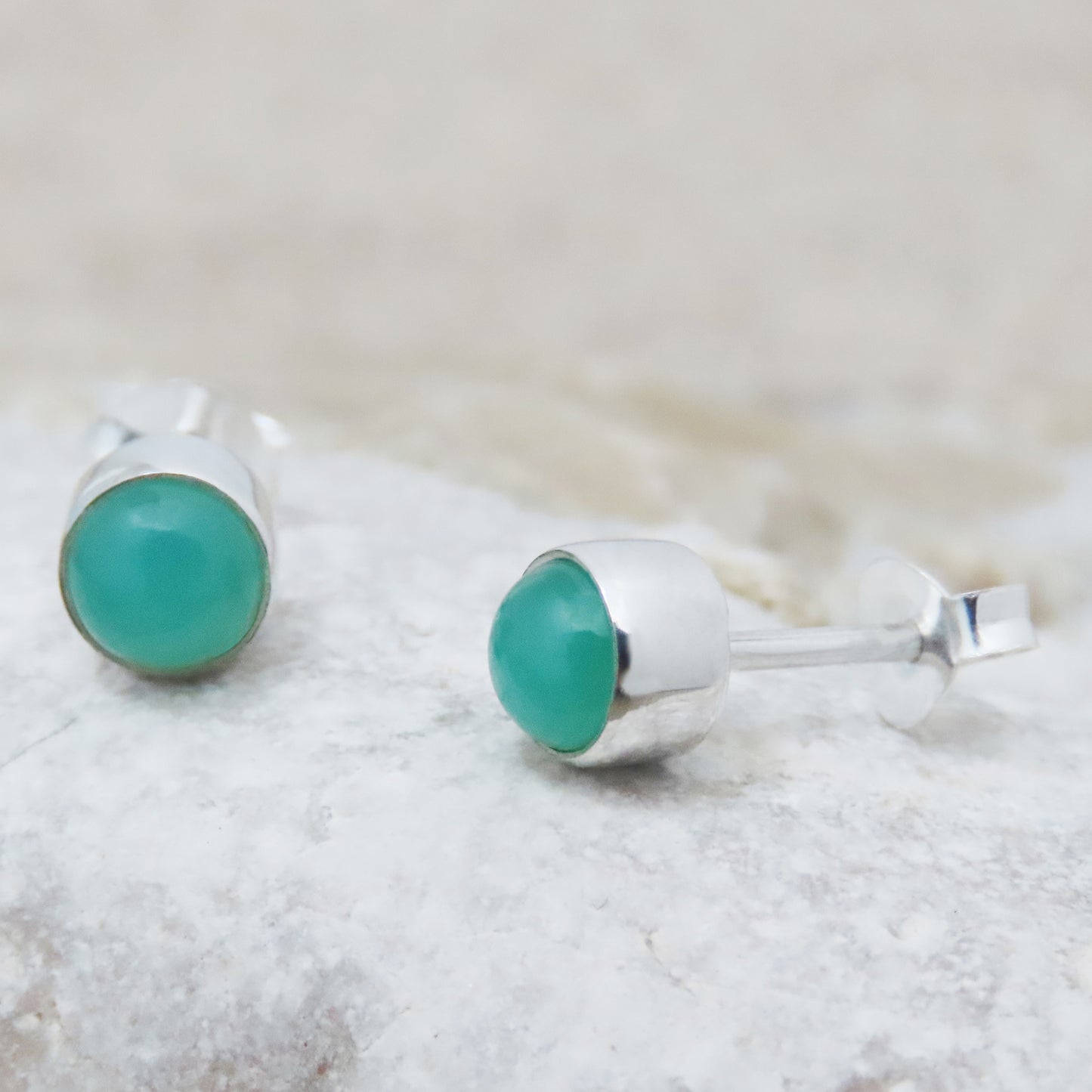 Boucles d'oreilles puces chrysoprase rondes en argent 925