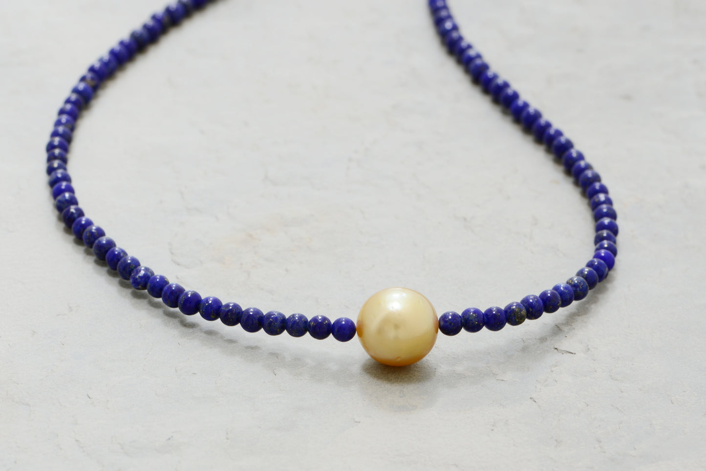 Collier goldene Südseeperle Lapislazuli eleganter visuell markanter Echtschmuck für besondere Anlässe