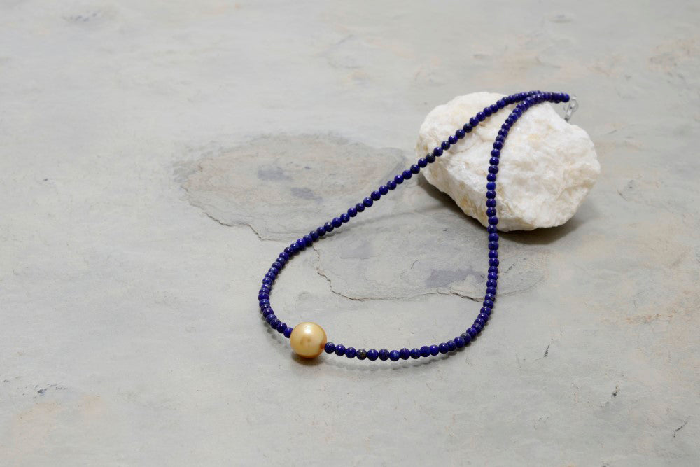 Collier goldene Südseeperle Lapislazuli eleganter visuell markanter Echtschmuck für besondere Anlässe