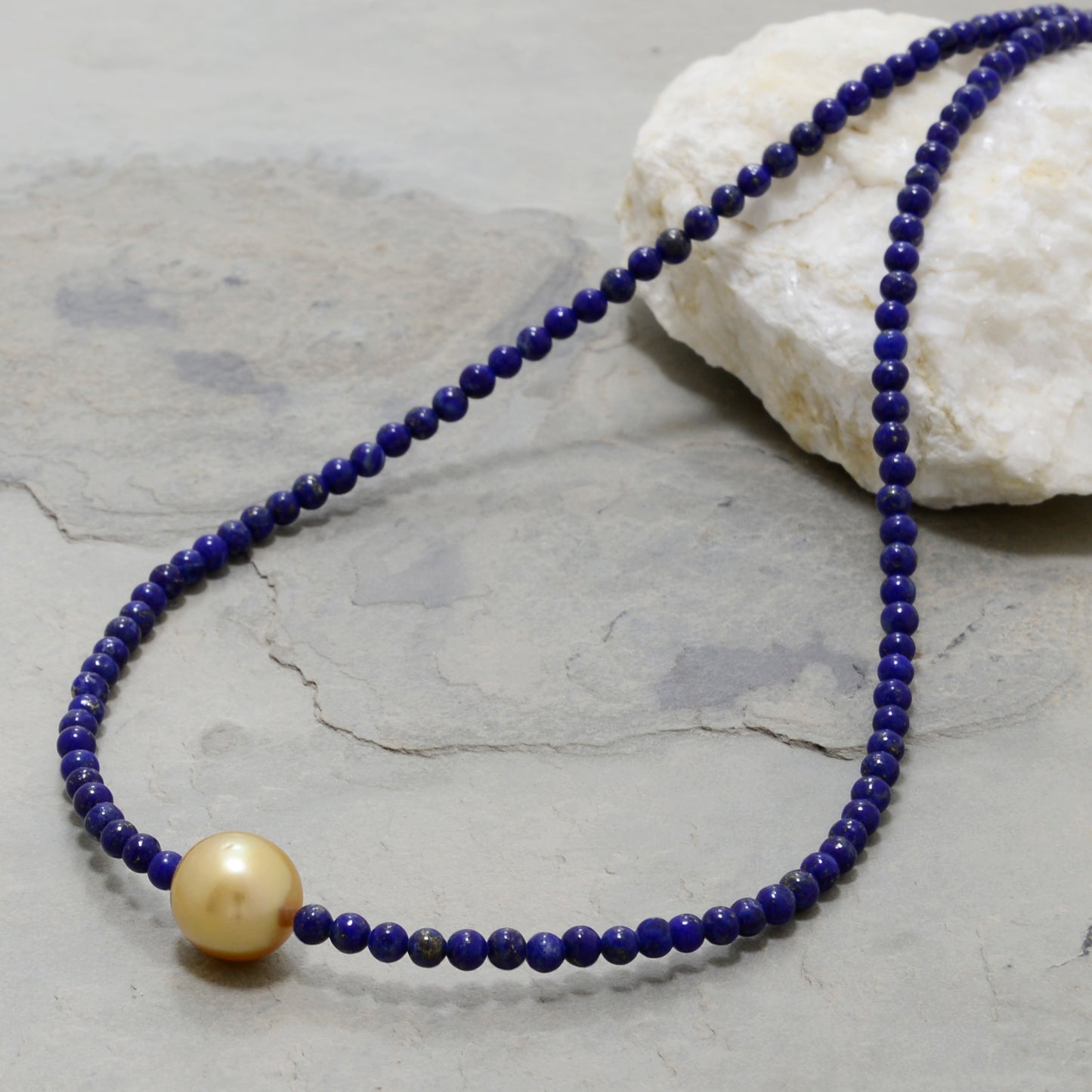 Collier goldene Südseeperle Lapislazuli eleganter visuell markanter Echtschmuck für besondere Anlässe