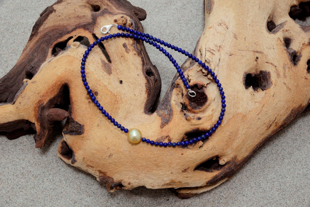 Collier goldene Südseeperle Lapislazuli eleganter visuell markanter Echtschmuck für besondere Anlässe